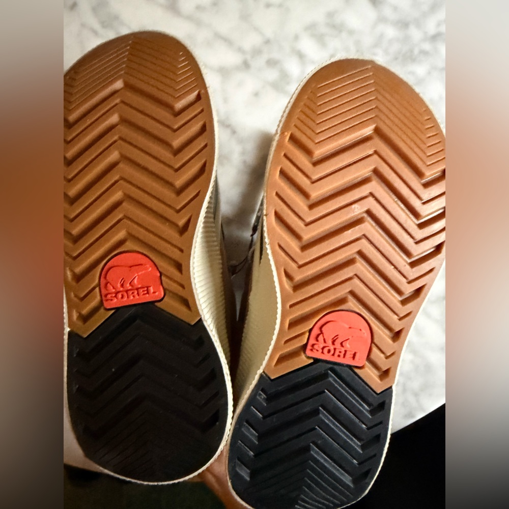 NWT Sorel Kids Out N About IV Waterproof Winter Tan Suede Boots w Black Toe Caps - Picture 10 of 11